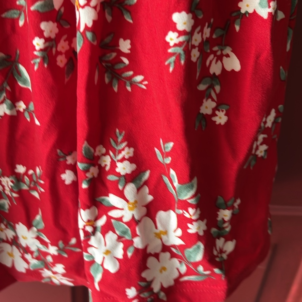 No Boundaries red with white floral top size large - Picture 6 of 6